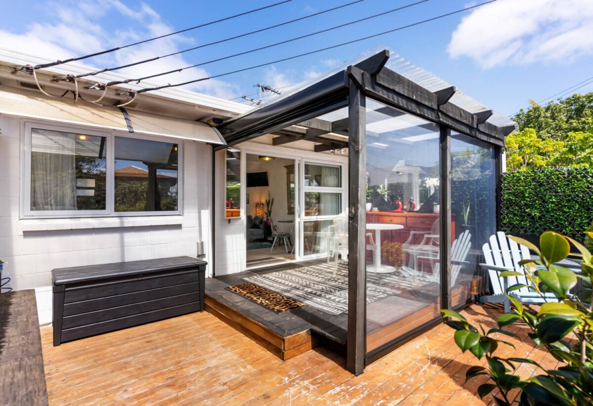 For rent, 1 bedroom fully furnished (Can be unfurnished) unit with car park, Pets negotiable. Suit up to two people, available now, 2/14 Argyle Street, Herne Bay, Auckland