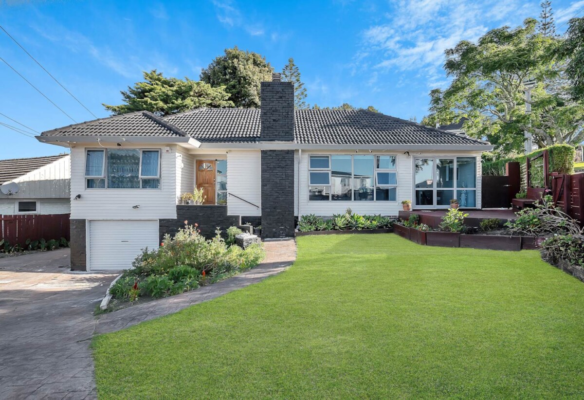 3 beds 1 bath house with garage, Walk to local shops, schools, and parks, 0.3 km to Papatoetoe West School, 52 Station Road, Papatoetoe, Auckland