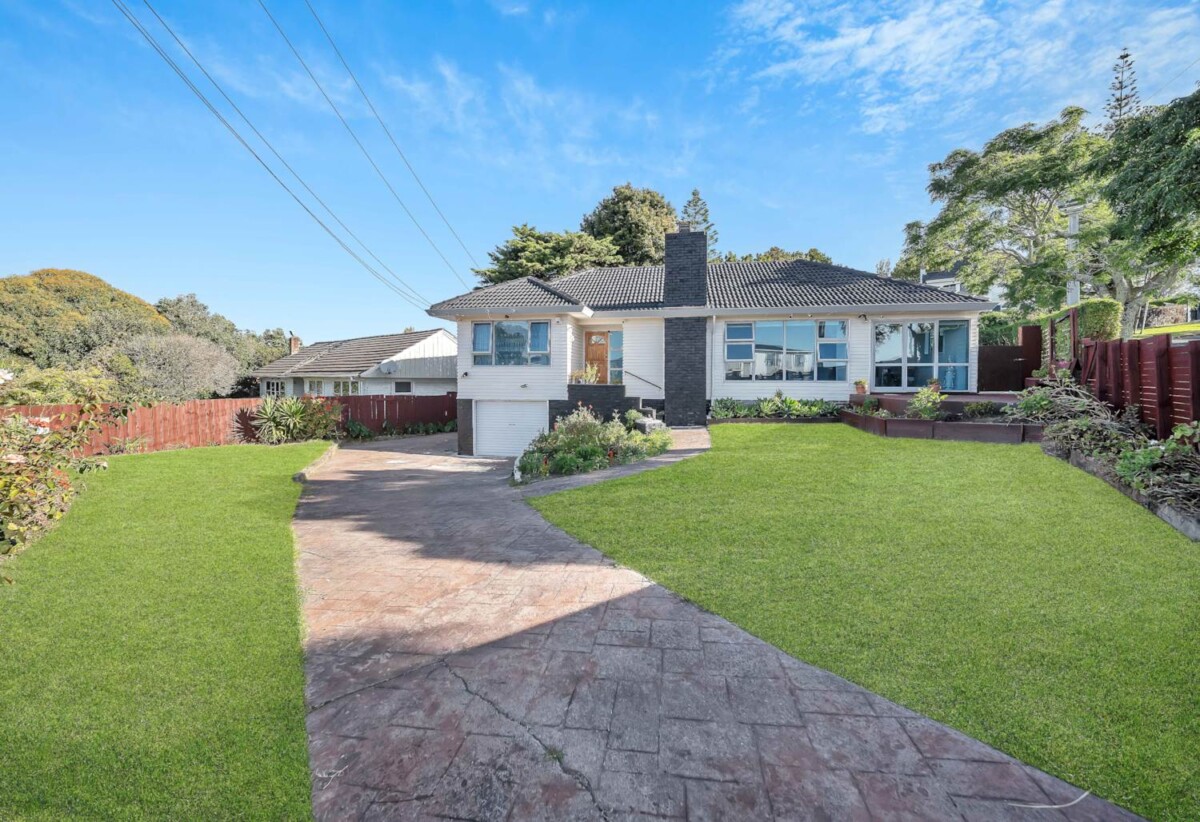 3 beds 1 bath house with garage, Walk to local shops, schools, and parks, 0.3 km to Papatoetoe West School, 52 Station Road, Papatoetoe, Auckland