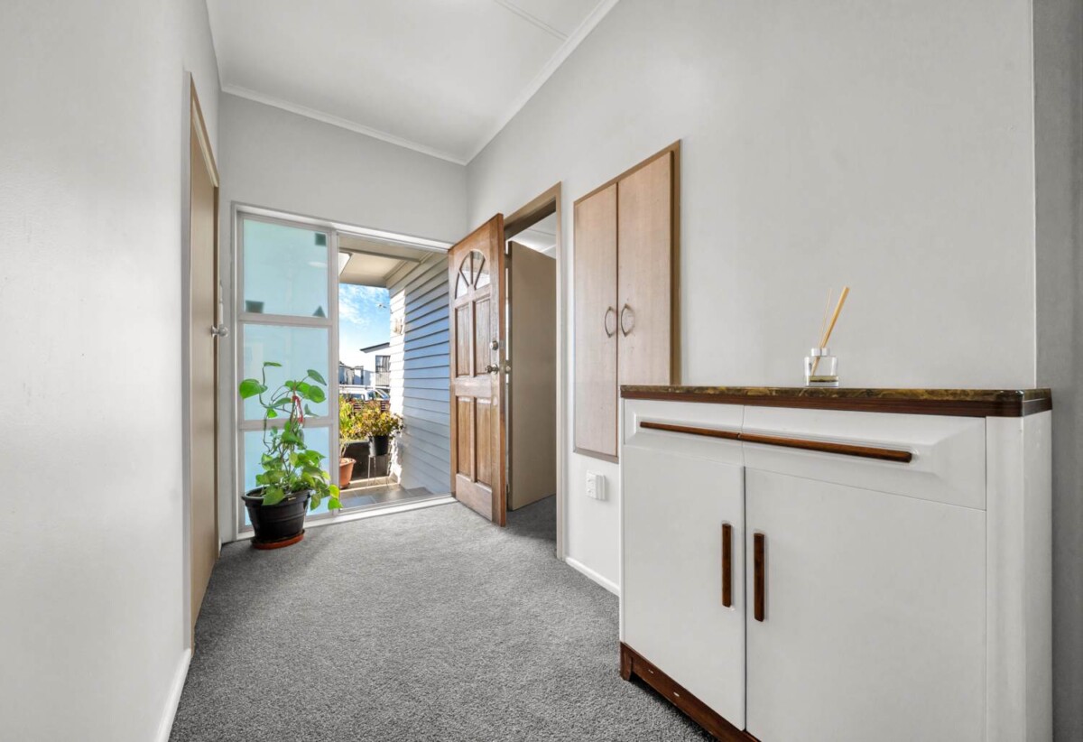 3 beds 1 bath house with garage, Walk to local shops, schools, and parks, 0.3 km to Papatoetoe West School, 52 Station Road, Papatoetoe, Auckland