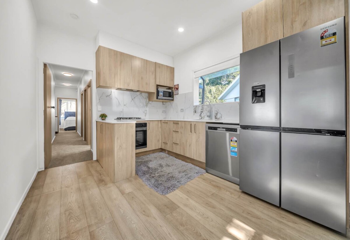3 beds 1 bath house with garage, Walk to local shops, schools, and parks, 0.3 km to Papatoetoe West School, 52 Station Road, Papatoetoe, Auckland