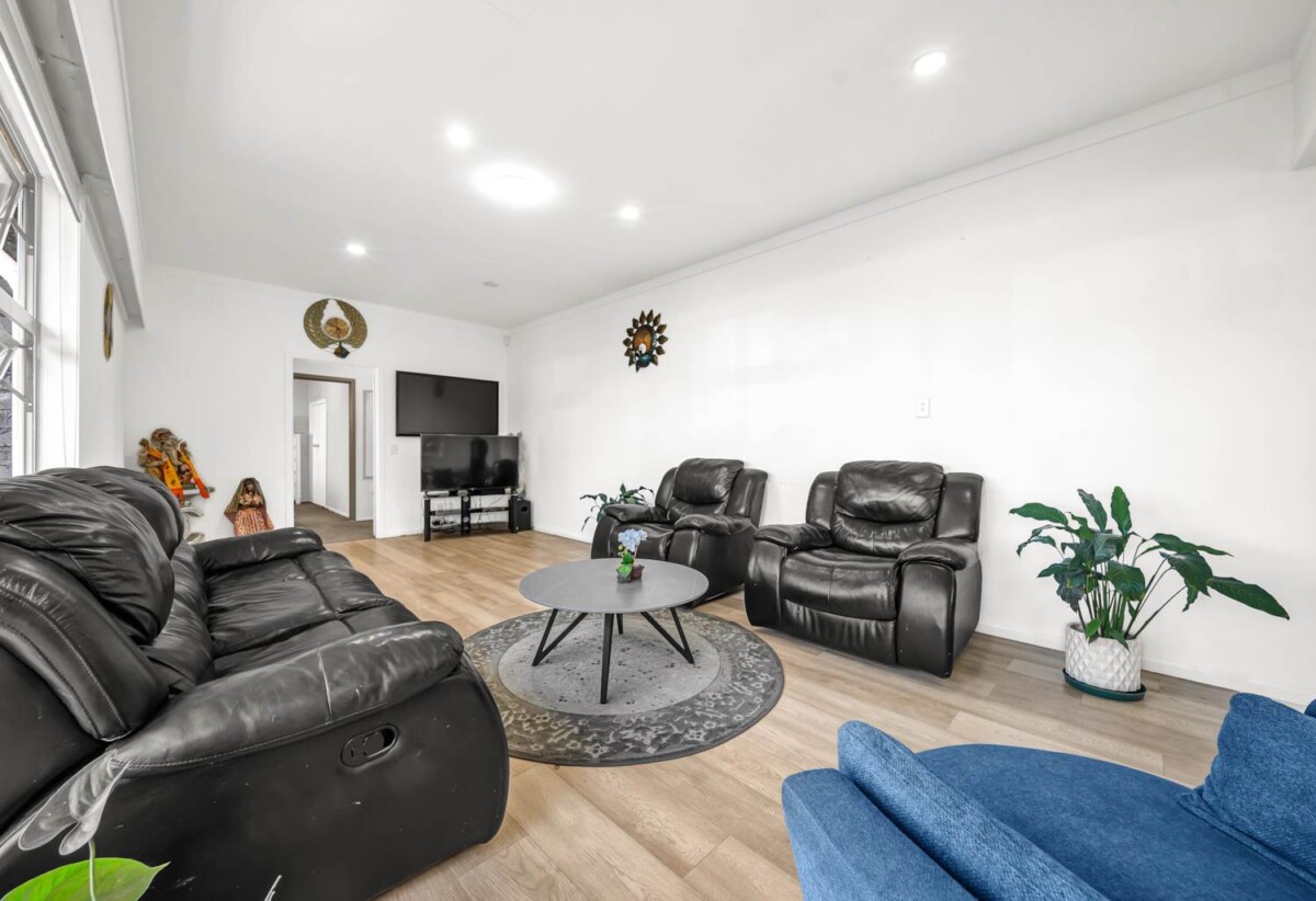 3 beds 1 bath house with garage, Walk to local shops, schools, and parks, 0.3 km to Papatoetoe West School, 52 Station Road, Papatoetoe, Auckland