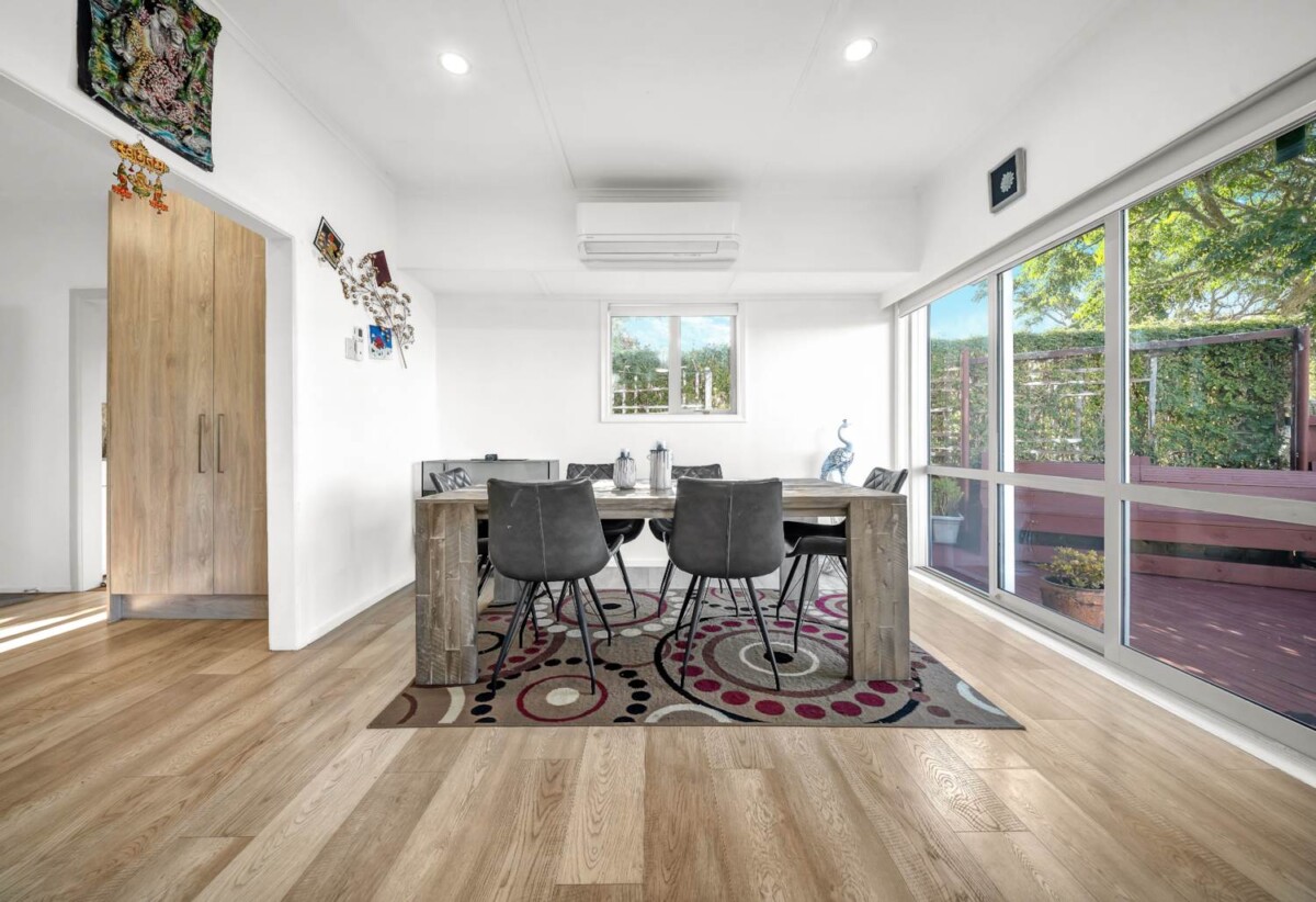 3 beds 1 bath house with garage, Walk to local shops, schools, and parks, 0.3 km to Papatoetoe West School, 52 Station Road, Papatoetoe, Auckland