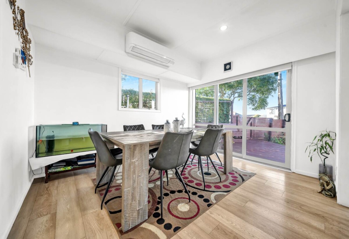 3 beds 1 bath house with garage, Walk to local shops, schools, and parks, 0.3 km to Papatoetoe West School, 52 Station Road, Papatoetoe, Auckland