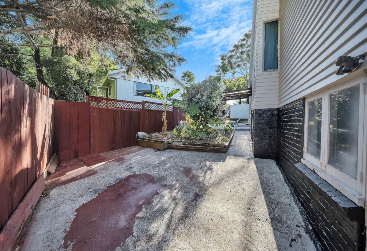3 beds 1 bath house with garage, Walk to local shops, schools, and parks, 0.3 km to Papatoetoe West School, 52 Station Road, Papatoetoe, Auckland