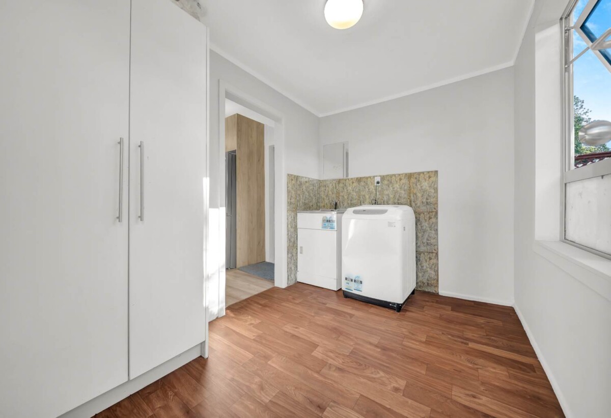 3 beds 1 bath house with garage, Walk to local shops, schools, and parks, 0.3 km to Papatoetoe West School, 52 Station Road, Papatoetoe, Auckland