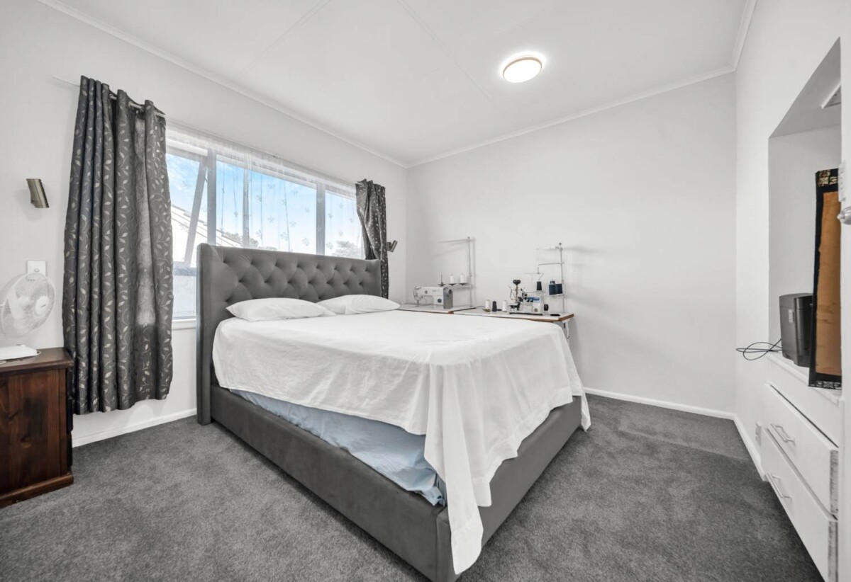 3 beds 1 bath house with garage, Walk to local shops, schools, and parks, 0.3 km to Papatoetoe West School, 52 Station Road, Papatoetoe, Auckland