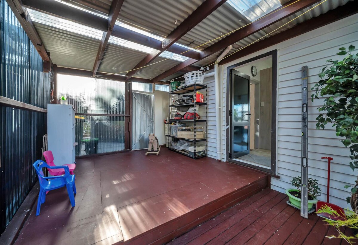 3 beds 1 bath house with garage, Walk to local shops, schools, and parks, 0.3 km to Papatoetoe West School, 52 Station Road, Papatoetoe, Auckland