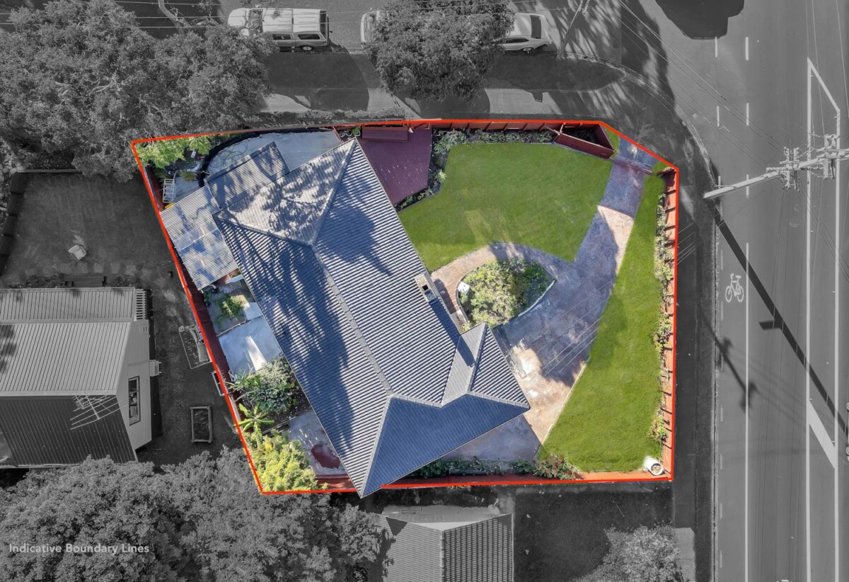 3 beds 1 bath house with garage, Walk to local shops, schools, and parks, 0.3 km to Papatoetoe West School, 52 Station Road, Papatoetoe, Auckland