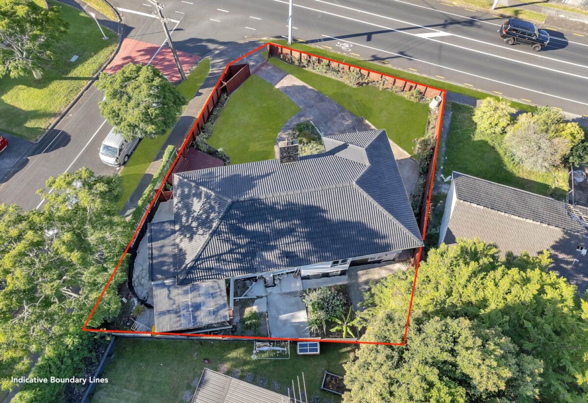 3 beds 1 bath house with garage, Walk to local shops, schools, and parks, 0.3 km to Papatoetoe West School, 52 Station Road, Papatoetoe, Auckland