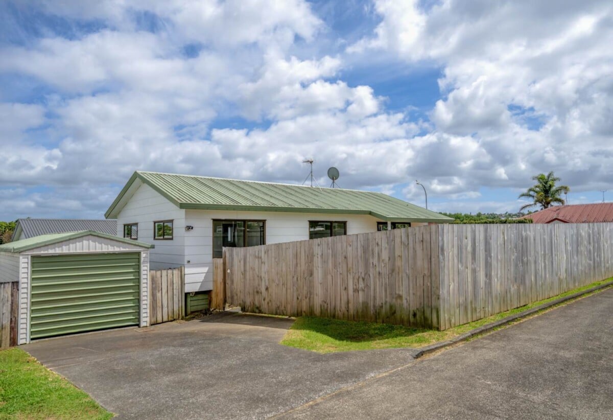 3 beds house with garage on 416m2 section, walks to Randwick Park School and Alfriston College, close to shops, Auckland Botanic Gardens, motorway access, 3A Nerissa Place, Randwick Park, Auckland