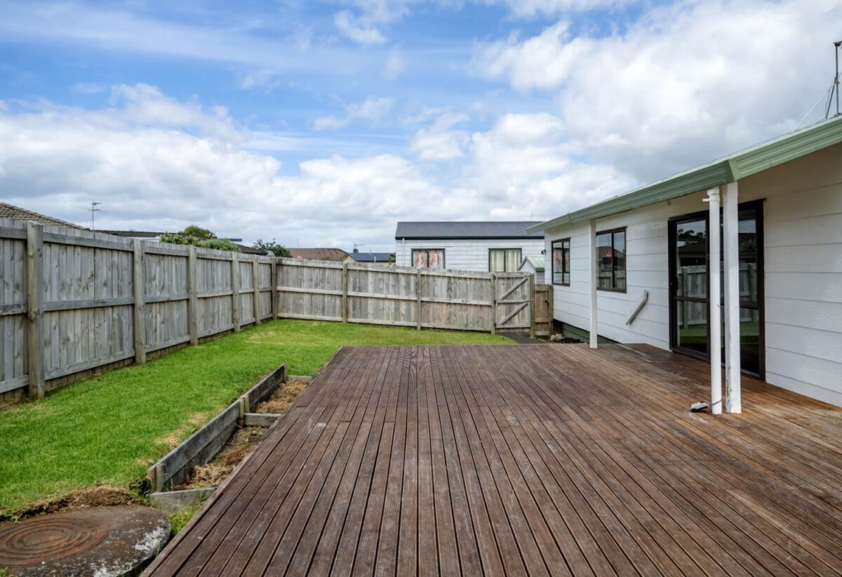 3 beds house with garage on 416m2 section, walks to Randwick Park School and Alfriston College, close to shops, Auckland Botanic Gardens, motorway access, 3A Nerissa Place, Randwick Park, Auckland