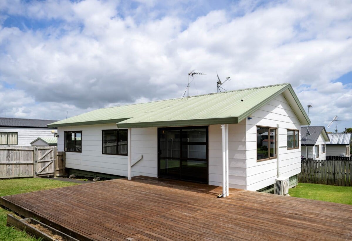 3 beds house with garage on 416m2 section, walks to Randwick Park School and Alfriston College, close to shops, Auckland Botanic Gardens, motorway access, 3A Nerissa Place, Randwick Park, Auckland