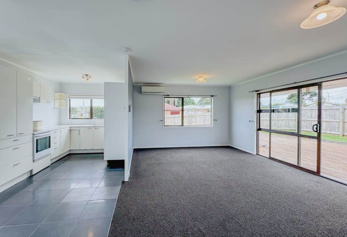 3 beds house with garage on 416m2 section, walks to Randwick Park School and Alfriston College, close to shops, Auckland Botanic Gardens, motorway access, 3A Nerissa Place, Randwick Park, Auckland