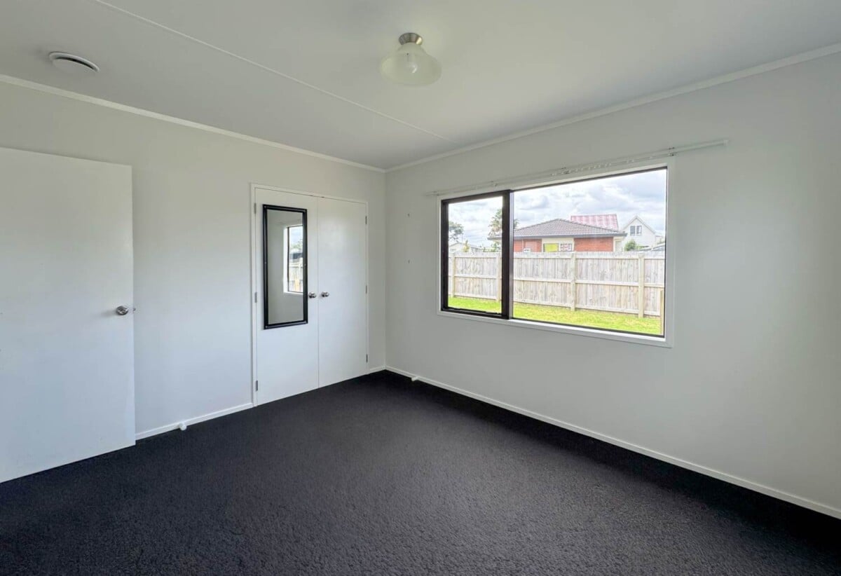 3 beds house with garage on 416m2 section, walks to Randwick Park School and Alfriston College, close to shops, Auckland Botanic Gardens, motorway access, 3A Nerissa Place, Randwick Park, Auckland