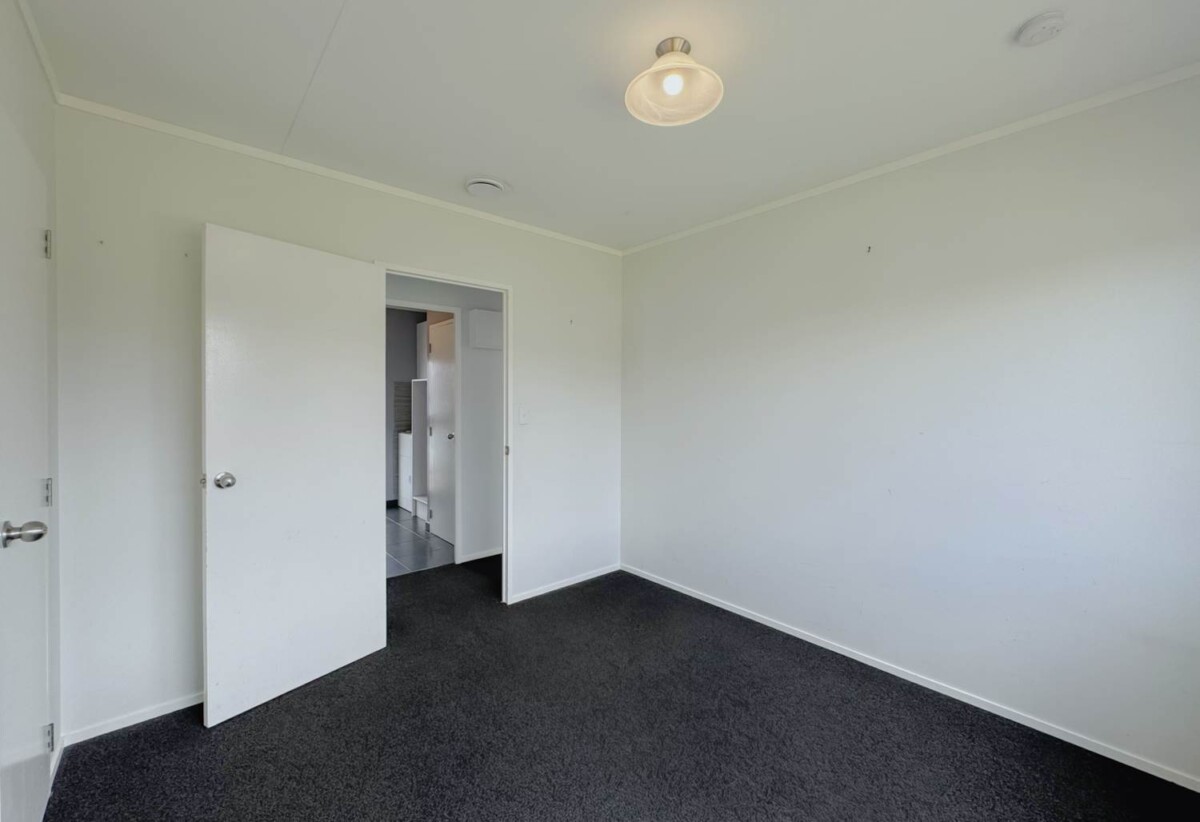 3 beds house with garage on 416m2 section, walks to Randwick Park School and Alfriston College, close to shops, Auckland Botanic Gardens, motorway access, 3A Nerissa Place, Randwick Park, Auckland