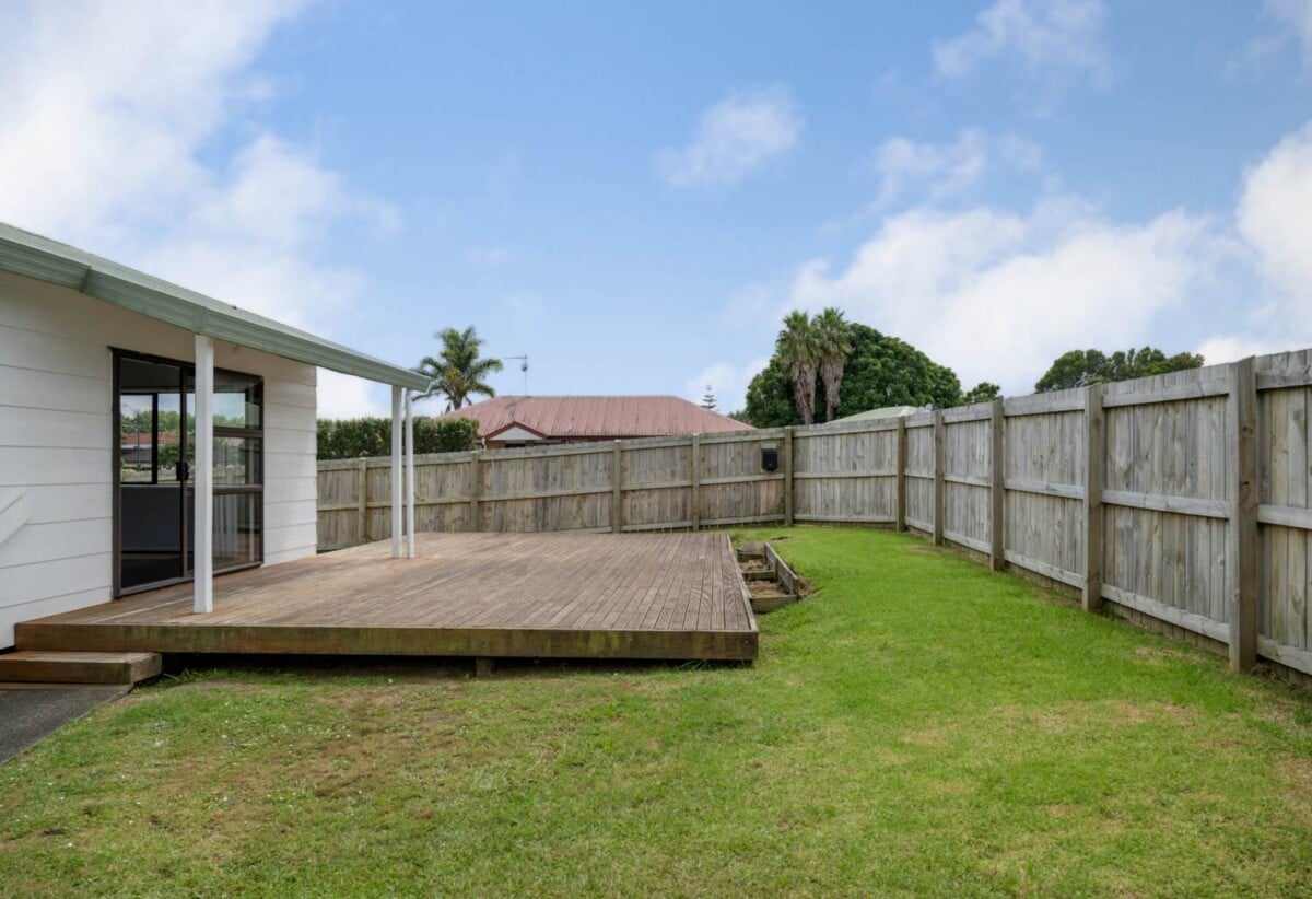 3 beds house with garage on 416m2 section, walks to Randwick Park School and Alfriston College, close to shops, Auckland Botanic Gardens, motorway access, 3A Nerissa Place, Randwick Park, Auckland