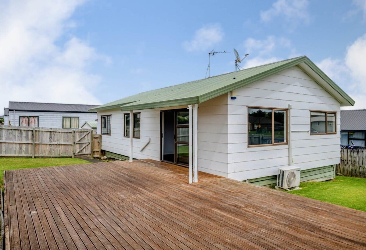 3 beds house with garage on 416m2 section, walks to Randwick Park School and Alfriston College, close to shops, Auckland Botanic Gardens, motorway access, 3A Nerissa Place, Randwick Park, Auckland