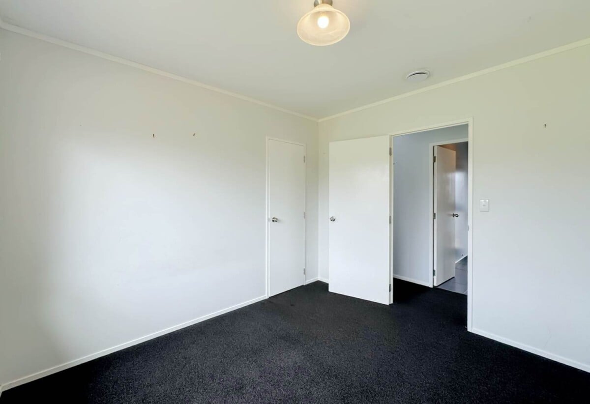 3 beds house with garage on 416m2 section, walks to Randwick Park School and Alfriston College, close to shops, Auckland Botanic Gardens, motorway access, 3A Nerissa Place, Randwick Park, Auckland