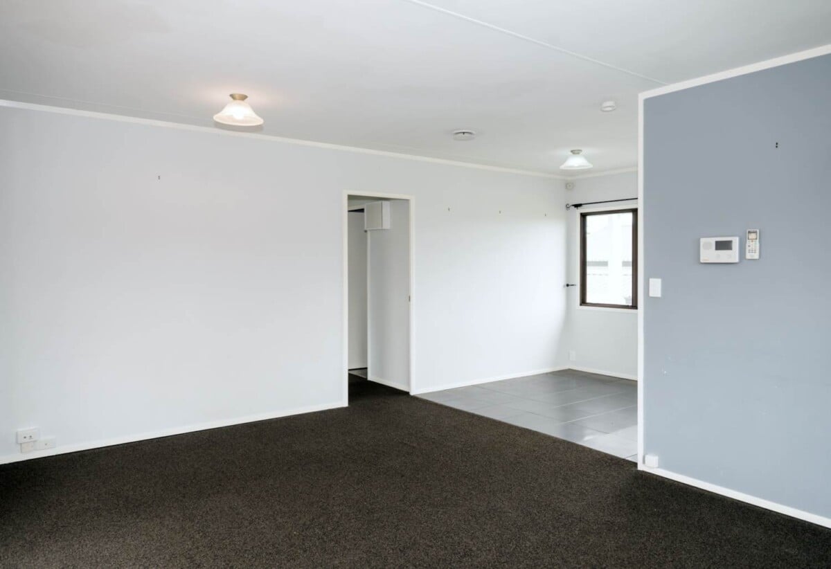 3 beds house with garage on 416m2 section, walks to Randwick Park School and Alfriston College, close to shops, Auckland Botanic Gardens, motorway access, 3A Nerissa Place, Randwick Park, Auckland