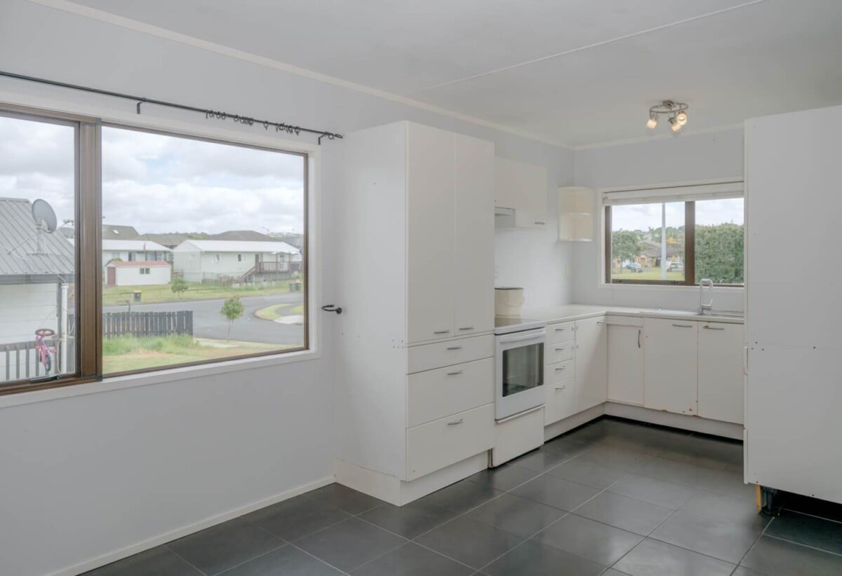 3 beds house with garage on 416m2 section, walks to Randwick Park School and Alfriston College, close to shops, Auckland Botanic Gardens, motorway access, 3A Nerissa Place, Randwick Park, Auckland