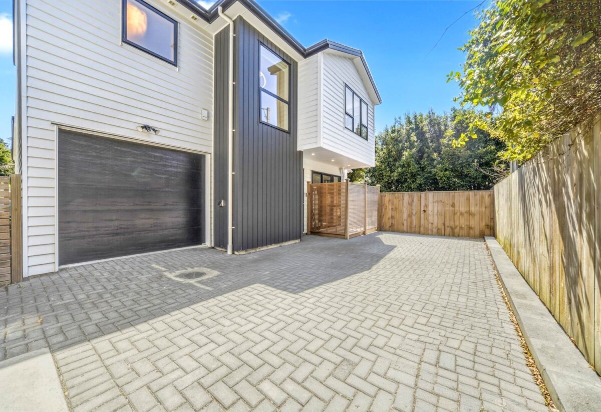 Standalone 4 beds 4.5 baths house with garage, 4 ensuites, 1 ensuite with private entry—ground floor, close to schools, shops, supermarkets, motorway access, 0.7 km to Lincoln Heights School, 30D Lowtherhurst Road, Massey, Auckland