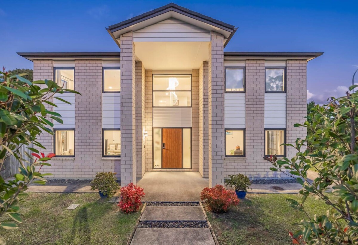 5 beds + large office room 3.5 baths house with double garage and 1 bed granny on 440m2 section, close to schools, shopping centres, golf club, 46 Kurnell Drive, Botany Downs, Auckland