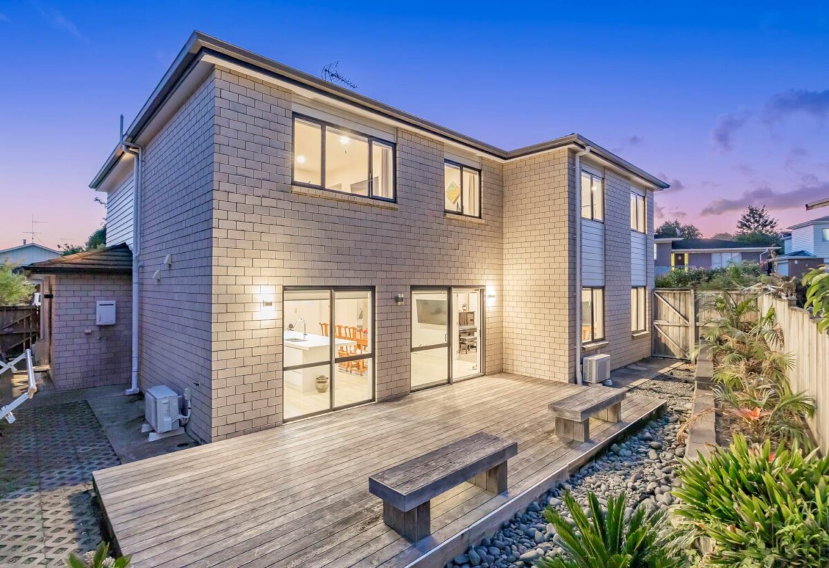 5 beds + large office room 3.5 baths house with double garage and 1 bed granny on 440m2 section, close to schools, shopping centres, golf club, 46 Kurnell Drive, Botany Downs, Auckland