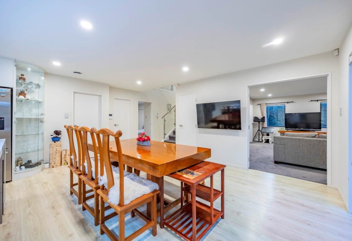 5 beds + large office room 3.5 baths house with double garage and 1 bed granny on 440m2 section, close to schools, shopping centres, golf club, 46 Kurnell Drive, Botany Downs, Auckland