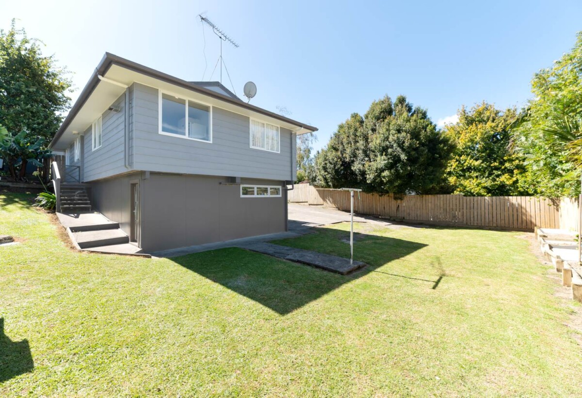 3 beds house with double garage, big garden, near Shepherds Park, close to school, local shopping centres, 0.3 km to Beach Haven School, 2/21 Lancaster Road, Beach Haven, Auckland