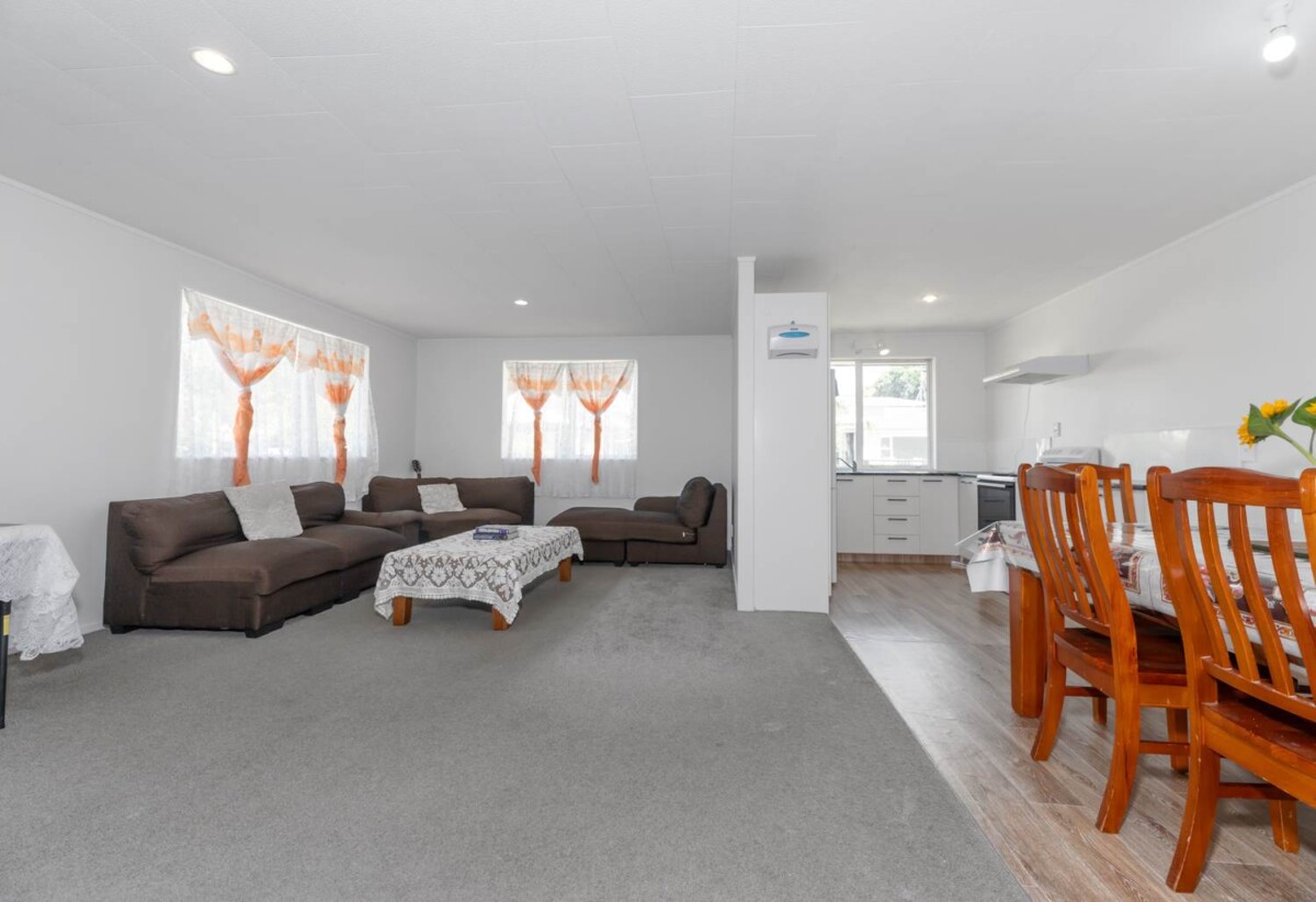 3 beds house with double garage, big garden, near Shepherds Park, close to school, local shopping centres, 0.3 km to Beach Haven School, 2/21 Lancaster Road, Beach Haven, Auckland