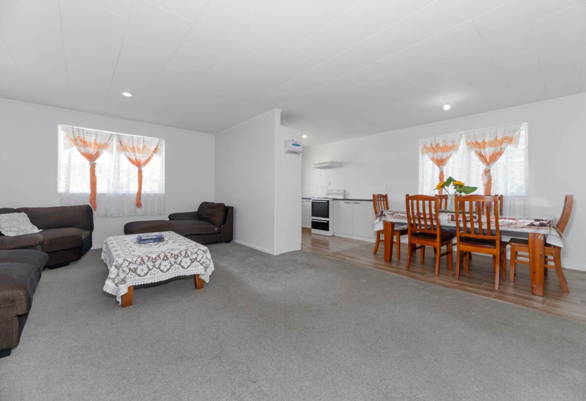 3 beds house with double garage, big garden, near Shepherds Park, close to school, local shopping centres, 0.3 km to Beach Haven School, 2/21 Lancaster Road, Beach Haven, Auckland