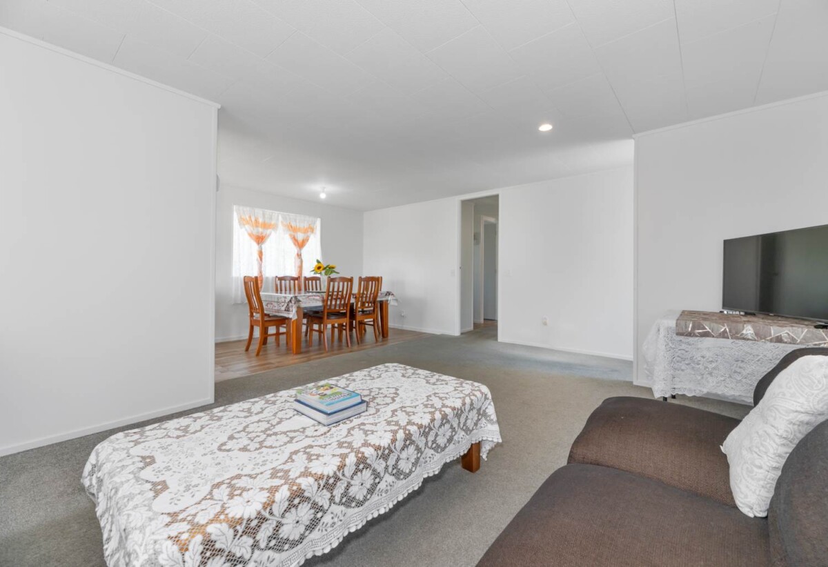 3 beds house with double garage, big garden, near Shepherds Park, close to school, local shopping centres, 0.3 km to Beach Haven School, 2/21 Lancaster Road, Beach Haven, Auckland