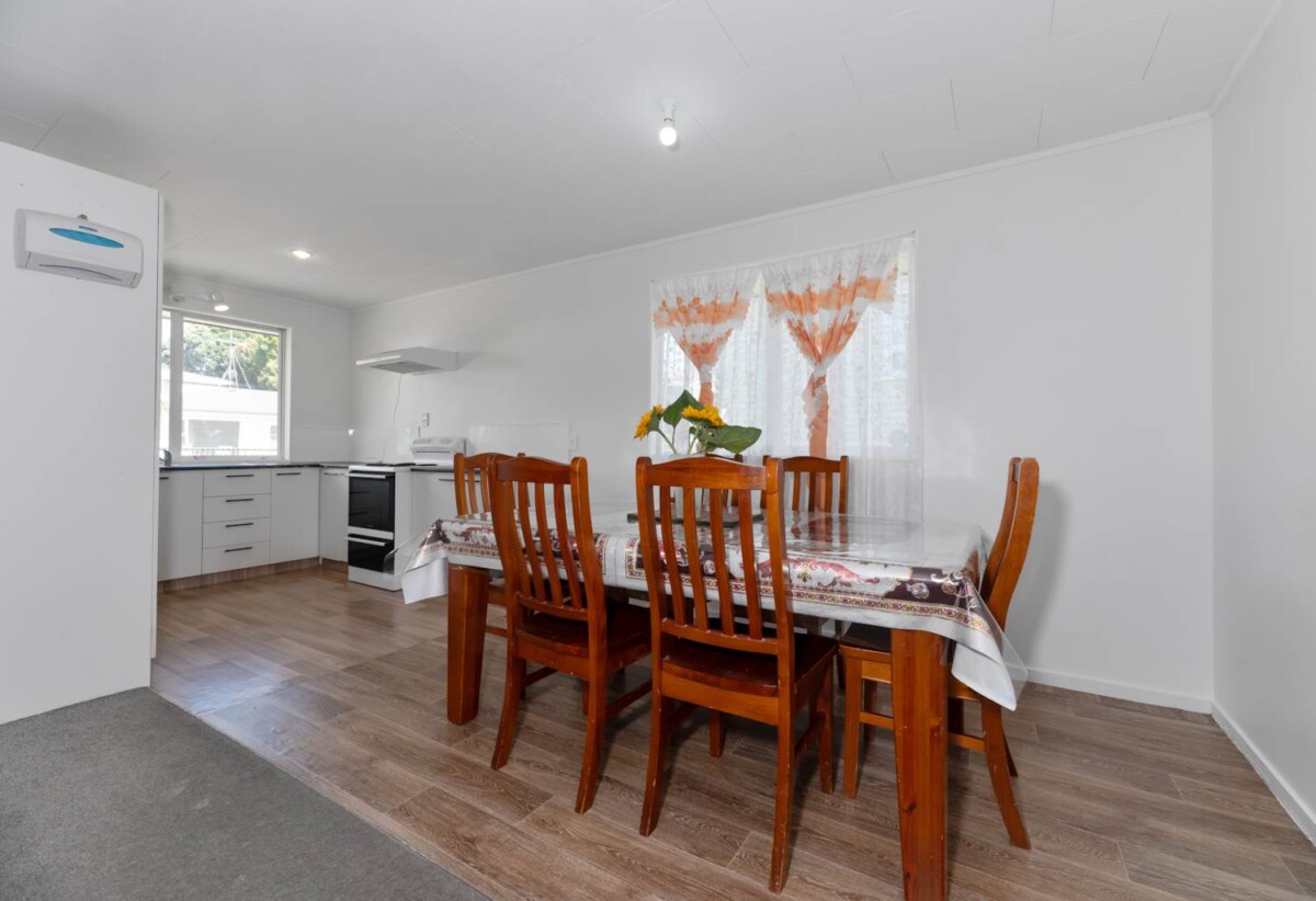 3 beds house with double garage, big garden, near Shepherds Park, close to school, local shopping centres, 0.3 km to Beach Haven School, 2/21 Lancaster Road, Beach Haven, Auckland