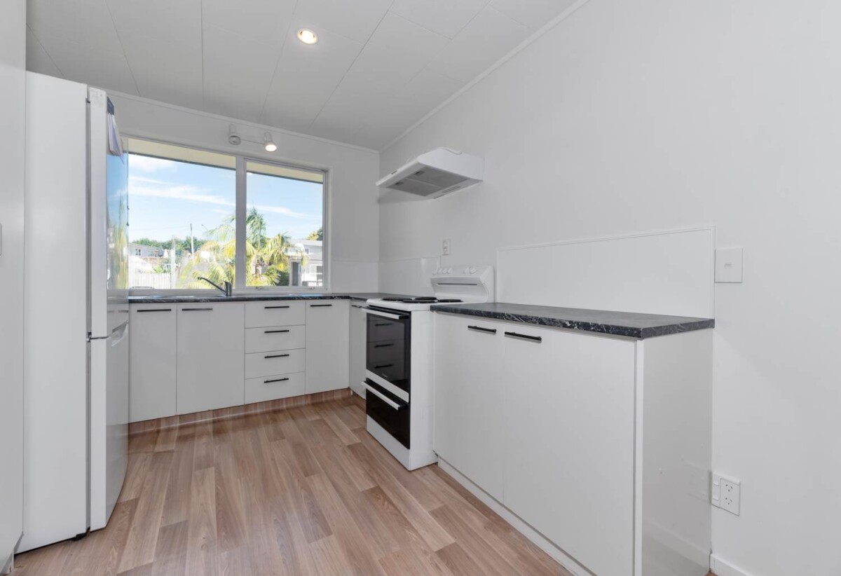 3 beds house with double garage, big garden, near Shepherds Park, close to school, local shopping centres, 0.3 km to Beach Haven School, 2/21 Lancaster Road, Beach Haven, Auckland