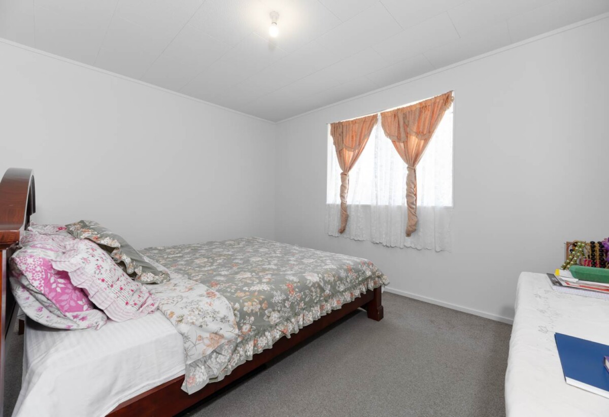 3 beds house with double garage, big garden, near Shepherds Park, close to school, local shopping centres, 0.3 km to Beach Haven School, 2/21 Lancaster Road, Beach Haven, Auckland