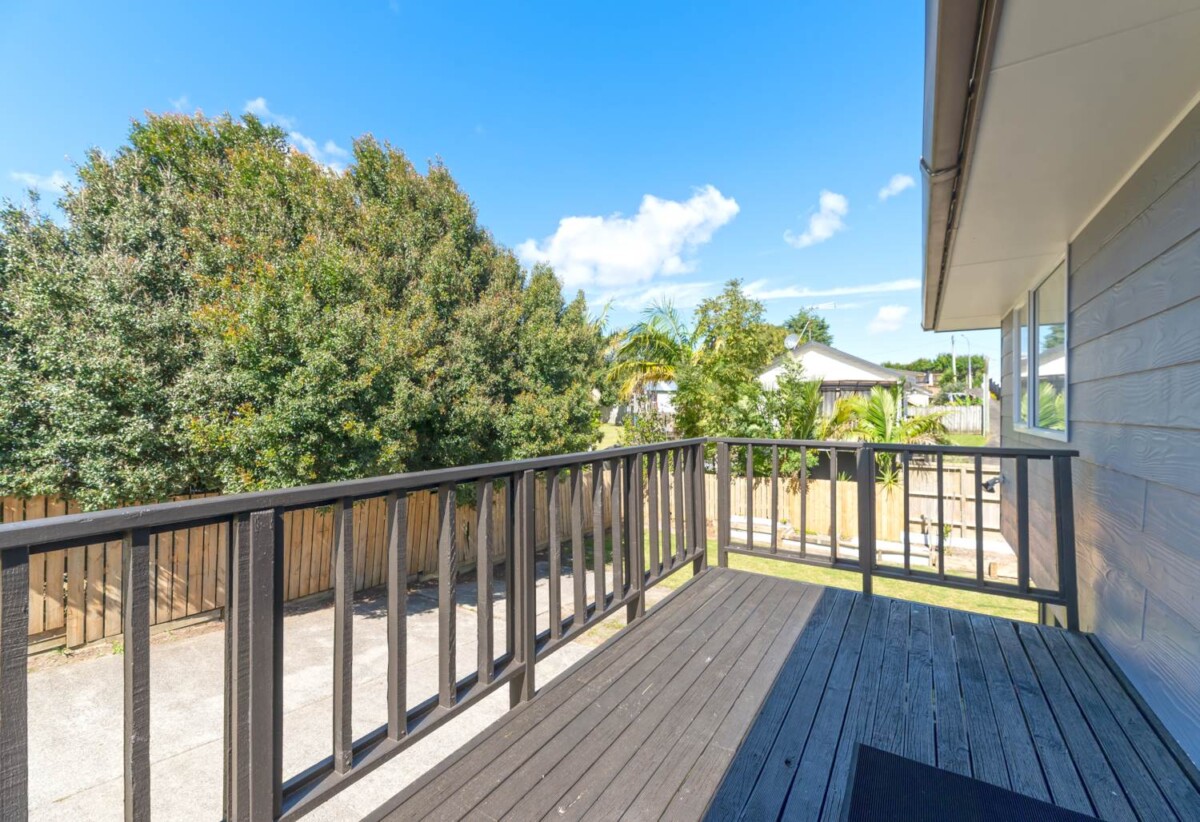 3 beds house with double garage, big garden, near Shepherds Park, close to school, local shopping centres, 0.3 km to Beach Haven School, 2/21 Lancaster Road, Beach Haven, Auckland