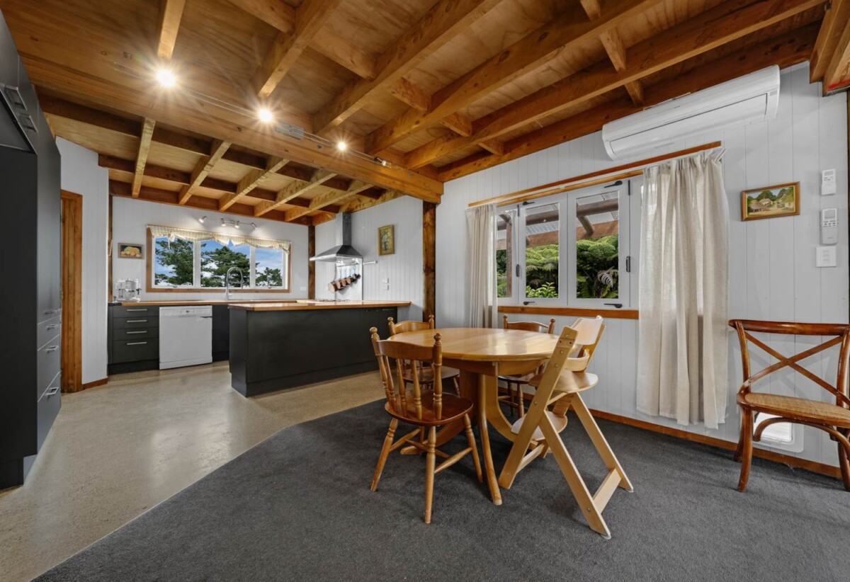 Highly motivated owners have settled down in Australia, 3 beds house on 5620m2 land, walks to Auckland Botanic Gardens and Totara Park, close to schools, shops, motorway access, 291 Hill Road, The Gardens, Auckland