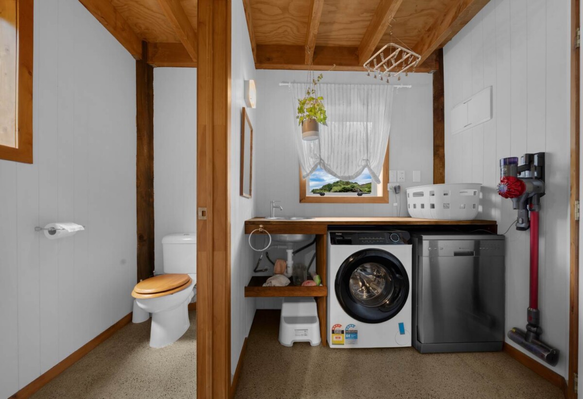 Highly motivated owners have settled down in Australia, 3 beds house on 5620m2 land, walks to Auckland Botanic Gardens and Totara Park, close to schools, shops, motorway access, 291 Hill Road, The Gardens, Auckland