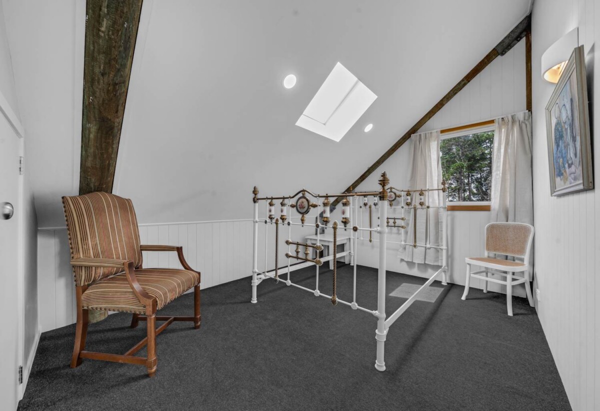 Highly motivated owners have settled down in Australia, 3 beds house on 5620m2 land, walks to Auckland Botanic Gardens and Totara Park, close to schools, shops, motorway access, 291 Hill Road, The Gardens, Auckland