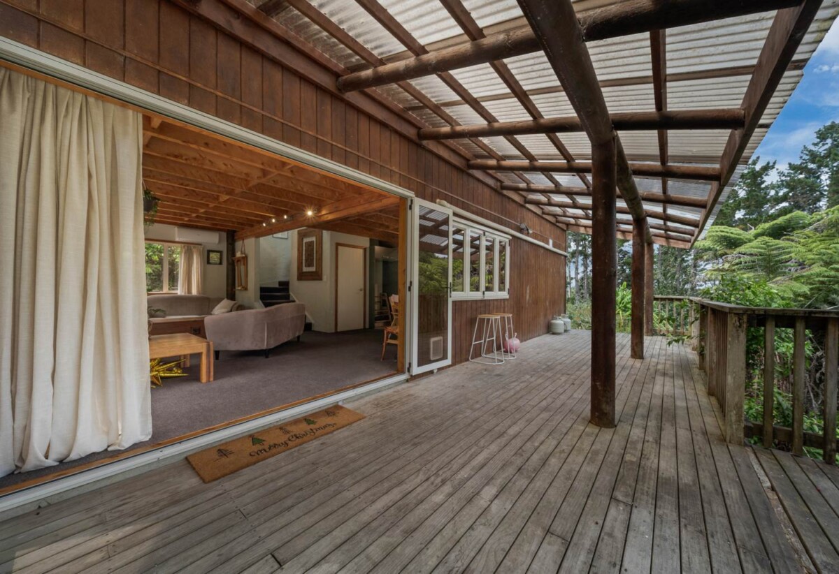 Highly motivated owners have settled down in Australia, 3 beds house on 5620m2 land, walks to Auckland Botanic Gardens and Totara Park, close to schools, shops, motorway access, 291 Hill Road, The Gardens, Auckland