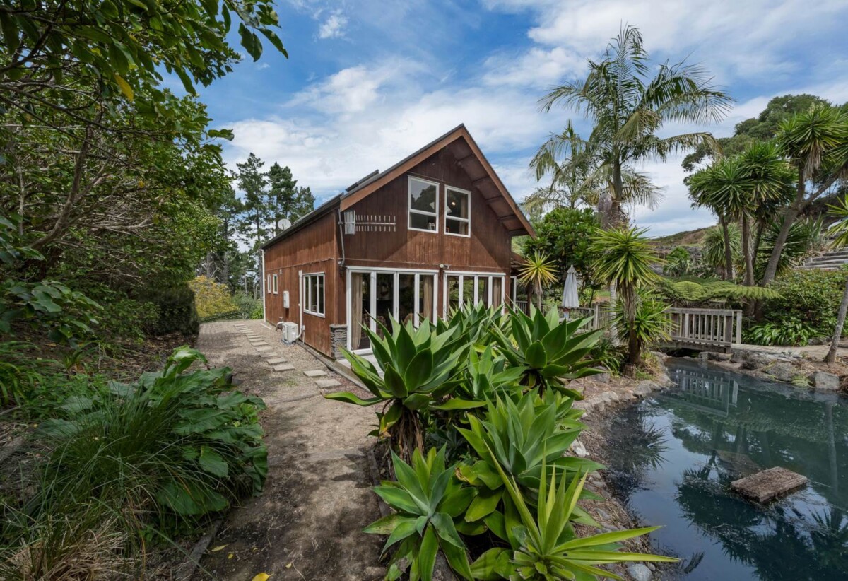 Highly motivated owners have settled down in Australia, 3 beds house on 5620m2 land, walks to Auckland Botanic Gardens and Totara Park, close to schools, shops, motorway access, 291 Hill Road, The Gardens, Auckland