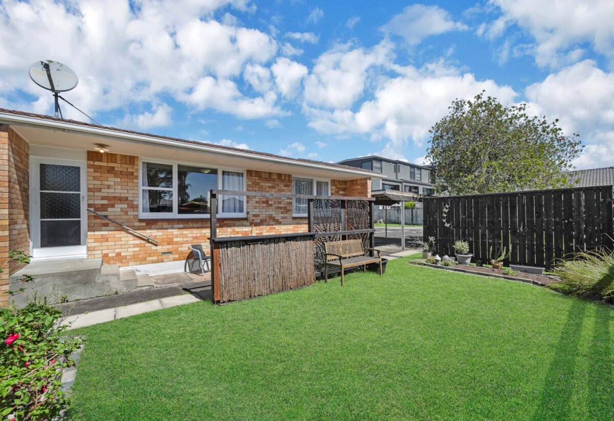 Brick and tile 2 beds 1 bath home with carport, close to schools, parks, shopping centres, zoned for Sunnyhills School, Wakaaranga Primary School, Farm Cove Intermediate, and Pakuranga College, 1/236 Pakuranga Road, Pakuranga Heights, Auckland