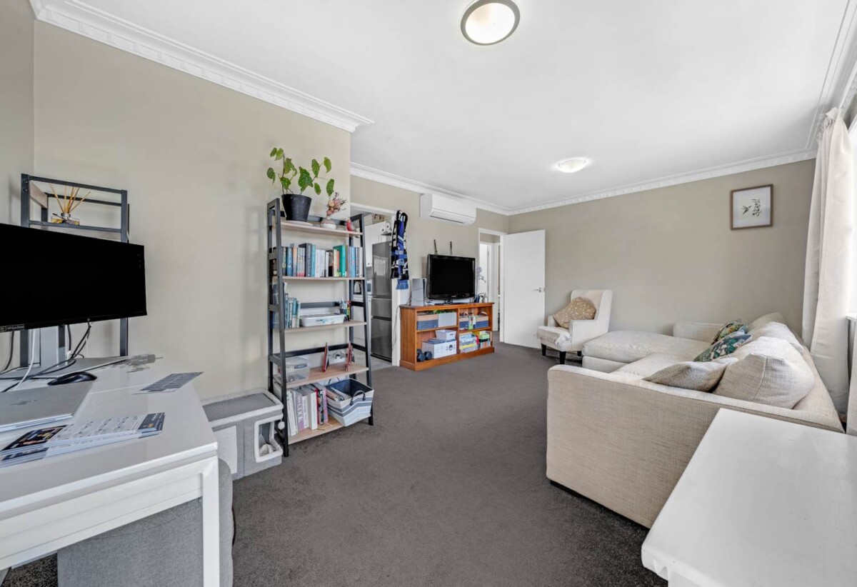 Brick and tile 2 beds 1 bath home with carport, close to schools, parks, shopping centres, zoned for Sunnyhills School, Wakaaranga Primary School, Farm Cove Intermediate, and Pakuranga College, 1/236 Pakuranga Road, Pakuranga Heights, Auckland