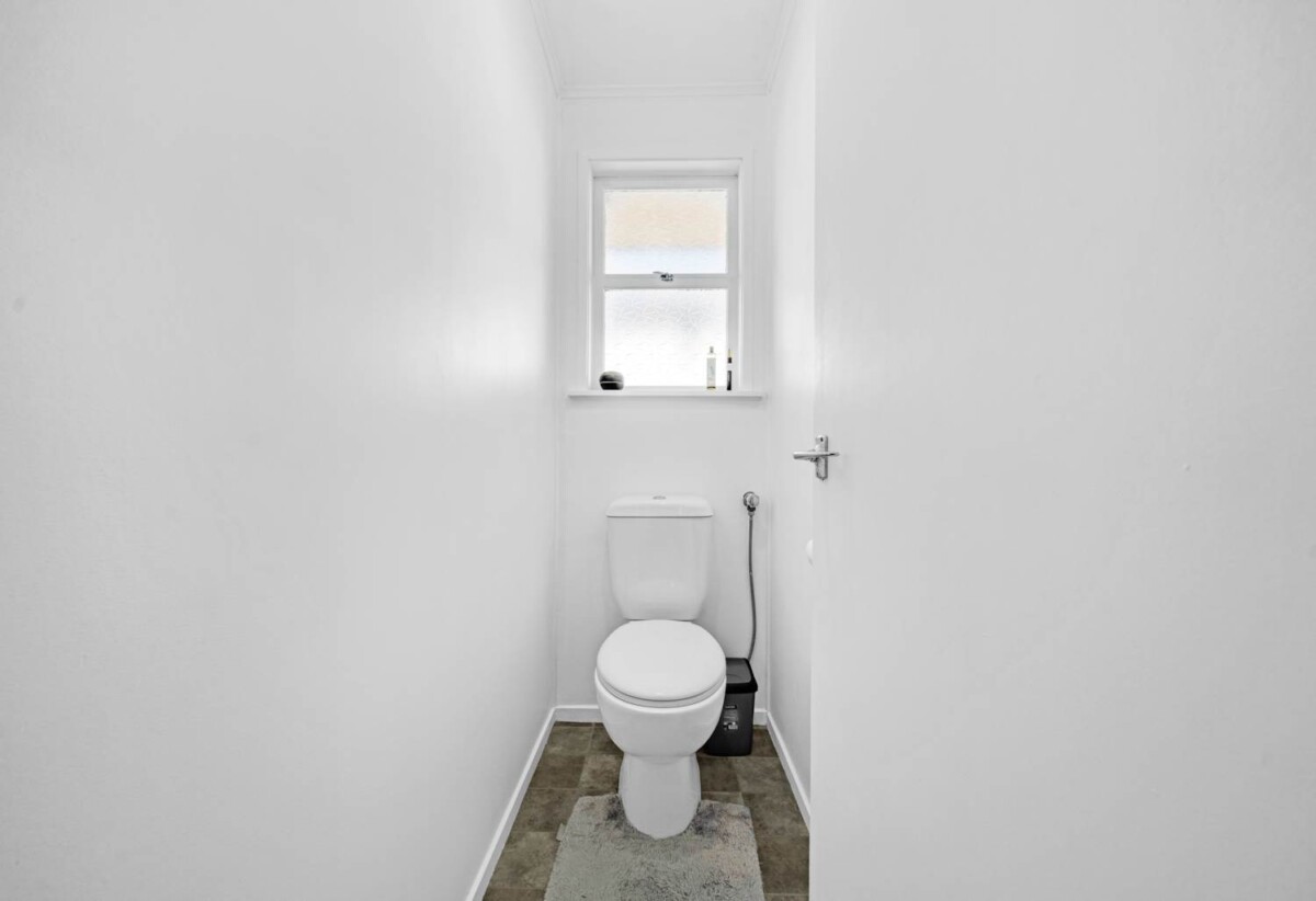 Brick and tile 2 beds 1 bath home with carport, close to schools, parks, shopping centres, zoned for Sunnyhills School, Wakaaranga Primary School, Farm Cove Intermediate, and Pakuranga College, 1/236 Pakuranga Road, Pakuranga Heights, Auckland