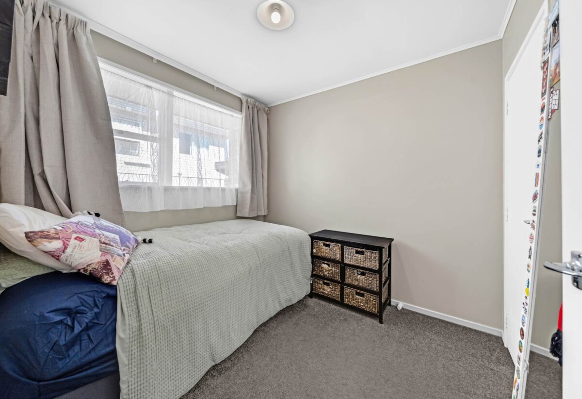Brick and tile 2 beds 1 bath home with carport, close to schools, parks, shopping centres, zoned for Sunnyhills School, Wakaaranga Primary School, Farm Cove Intermediate, and Pakuranga College, 1/236 Pakuranga Road, Pakuranga Heights, Auckland