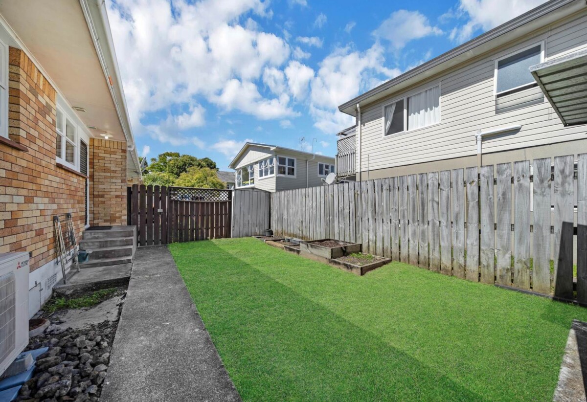 Brick and tile 2 beds 1 bath home with carport, close to schools, parks, shopping centres, zoned for Sunnyhills School, Wakaaranga Primary School, Farm Cove Intermediate, and Pakuranga College, 1/236 Pakuranga Road, Pakuranga Heights, Auckland