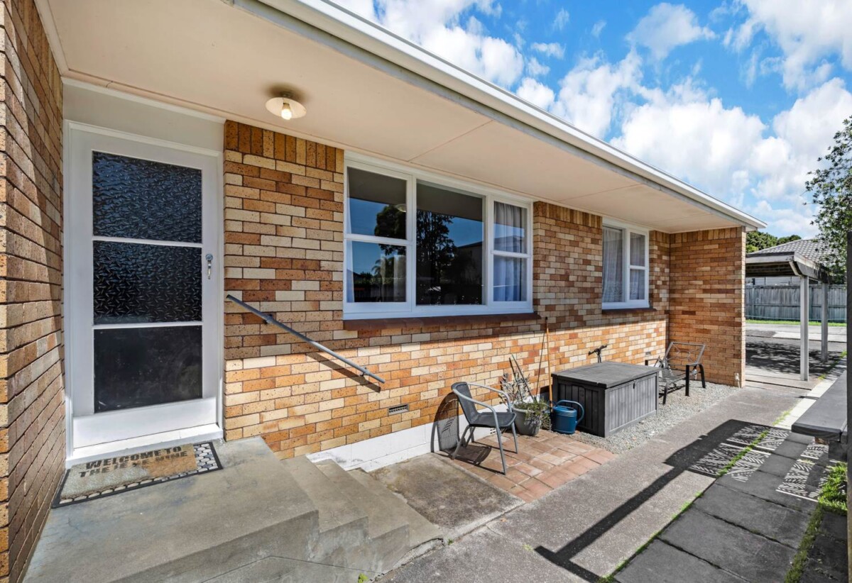 Brick and tile 2 beds 1 bath home with carport, close to schools, parks, shopping centres, zoned for Sunnyhills School, Wakaaranga Primary School, Farm Cove Intermediate, and Pakuranga College, 1/236 Pakuranga Road, Pakuranga Heights, Auckland