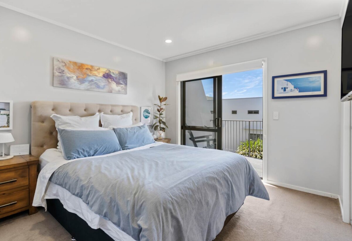 Rare Mixed-Use Opportunity, 98m2 upstairs 3 beds 1 bath apartment, 98m2 Flexible Commercial Space downstairs: 1 large office, 1 bath, Rear kitchenette area, Dedicated commercial entrance with courtyard patio, Additional large room with internal access to the double garage, Albany school zone, 15/18 Airborne Road, Rosedale, Auckland