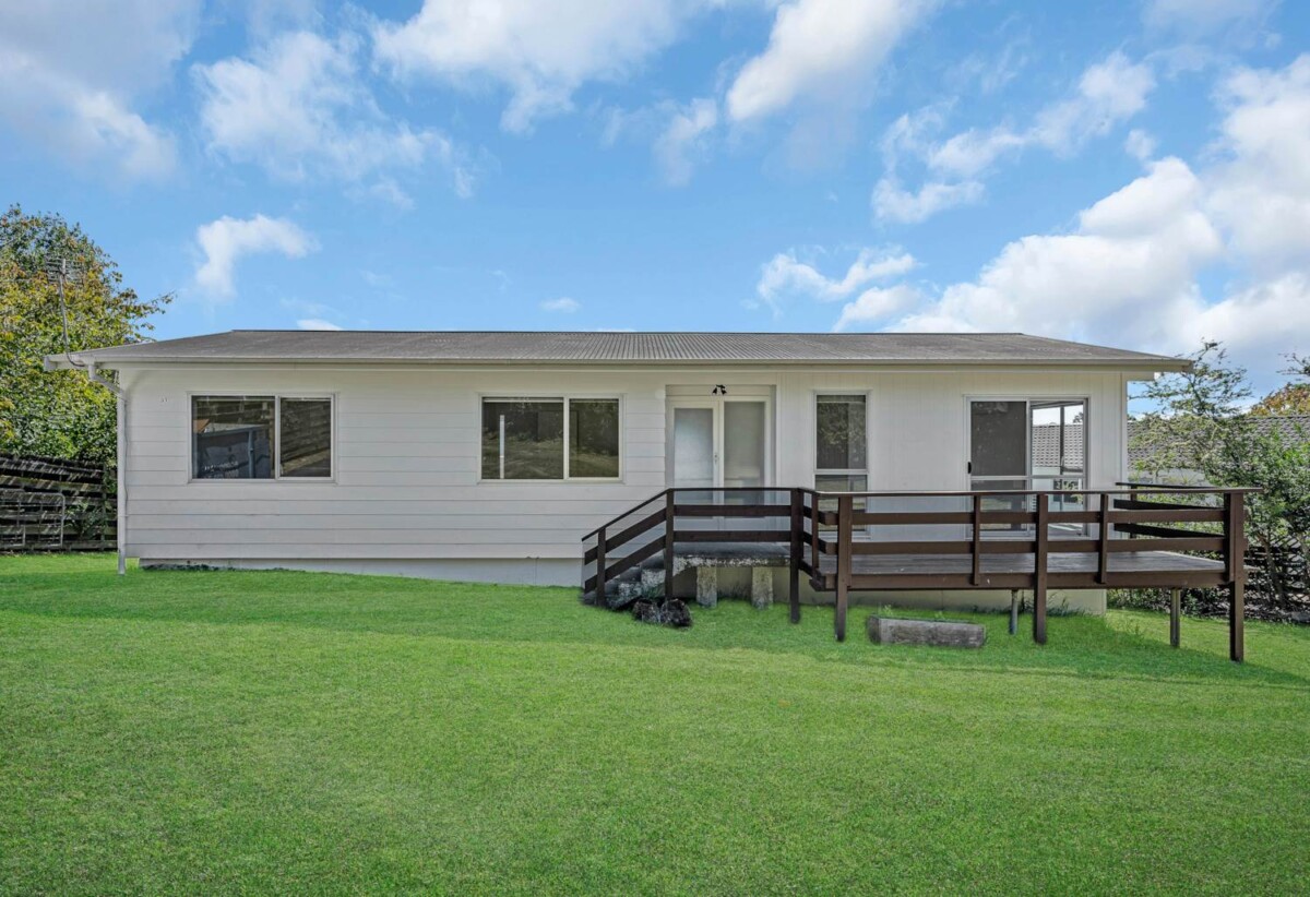 Renovated 3 beds house on 1220m2 section, close to schools, shops, reserves, 0.4 km to Prospect School, 31 Leo Street, Glen Eden, Auckland